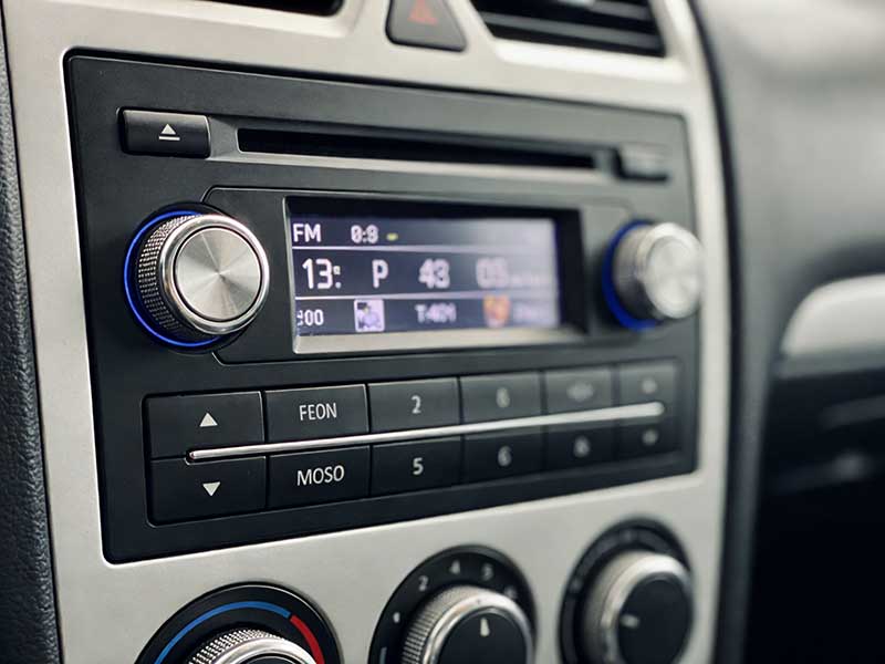 车载广播复兴:为什么在流媒体时代,我们开车时依然打开电台?