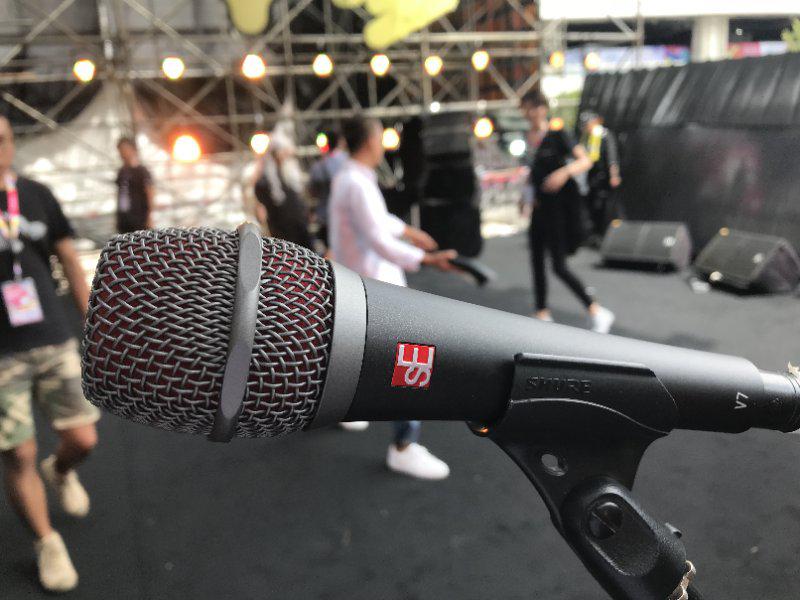 这次，sE V7 的巡演嘉宾不一般
